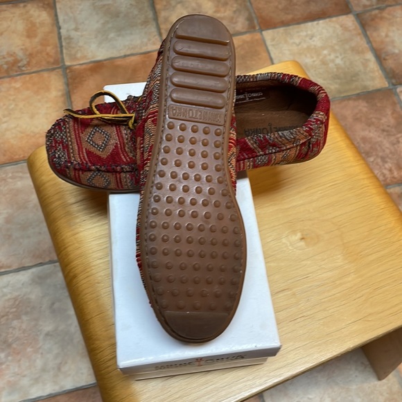 Minnetonka red fabric moccasin size 9 - Picture 3 of 7